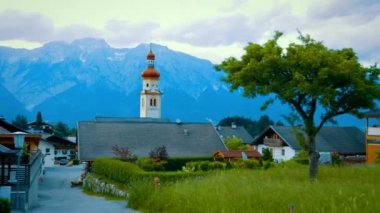 Alps için güzel yaz görünümünde küçük köy in Tirol, Avusturya