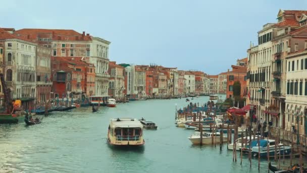 Water Bus openbaar vervoer en Taxi-boot op kanaal in Venetië, Italië. — Stockvideo