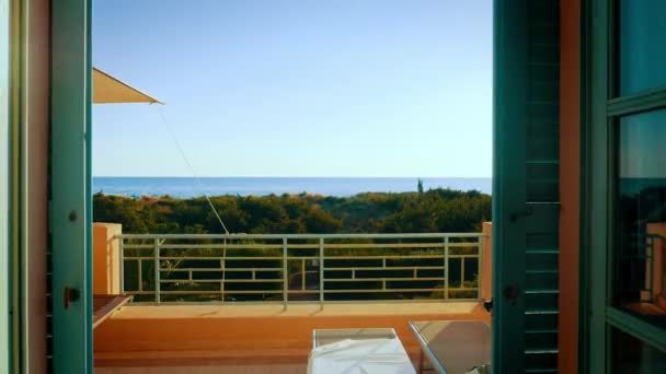 Gyönyörű tengerre néző, erkély, a szoba, Tirrenia, Olaszország — Stock videók