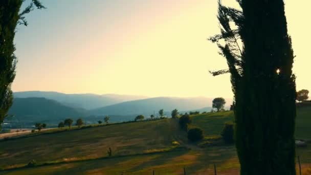 De zonsondergang landschap in Toscane — Stockvideo