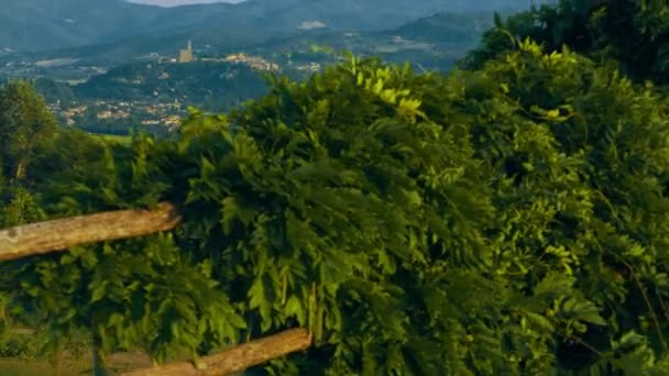 Glijden van de camera van de zonsondergang landschap in Toscane — Stockvideo