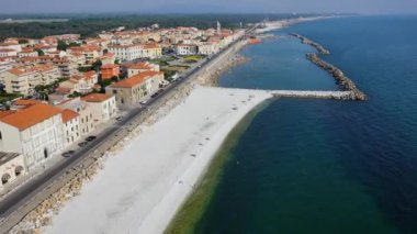 Tirrenia, İtalya için eski buldings ile plaja güzel havadan görünümü