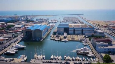 Tirrenia, İtalya için eski buldings ile alışveriş reparing tekneler ve deniz için güzel havadan görünümü