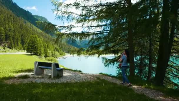 Riffelhorn Švýcarsko - 03.06.2017: Štěstí mladé asijské krásy s baby turistů chůzi a usmívá se poblíž alpské jezero před hory a jezero, Švýcarsko. Letní dovolená — Stock video