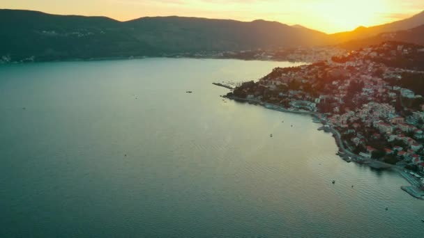 Vackra Flygfoto till soluppgång på stranden i Montenegro, Europa — Stockvideo