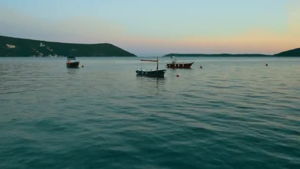 Foto aerea delle barche in mare con la montagna sullo sfondo al tramonto — Video Stock