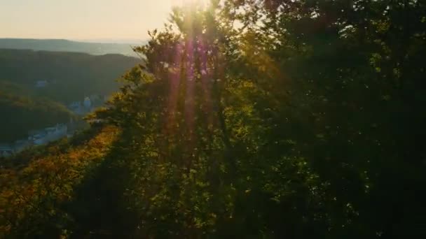 Luftaufnahme von Karlsbad variiert im Sonnenaufgang — Stockvideo