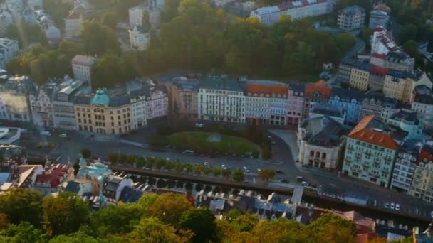 Letecký pohled na Karlovy Vary v západu slunce — Stock video