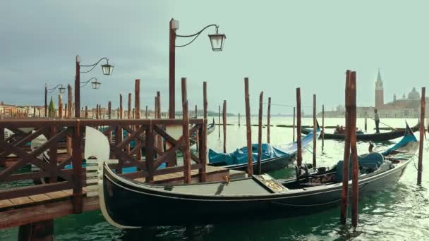 Гондолы с площади Сан-Марко с Сан-Джорджо Маджоре на заднем плане Венеция Италия — стоковое видео
