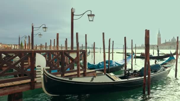 Gôndolas da Piazza San Marco com San Giorgio Maggiore no fundo Veneza Itália — Vídeo de Stock