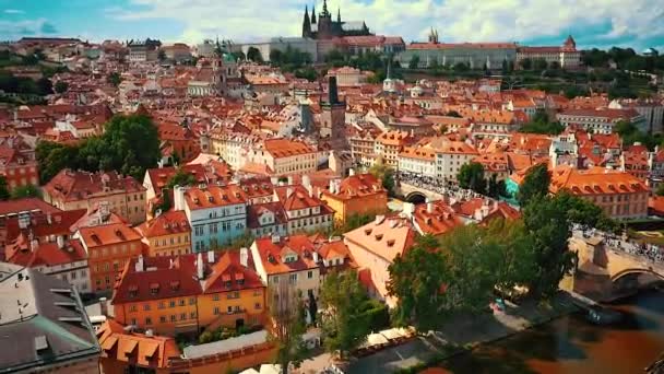 Bela vista aérea para o castelo de Praga perto da Ponte Charles — Vídeo de Stock
