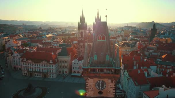 Съемка утреннего эфира с церковью на Староместской площади в Праге — стоковое видео