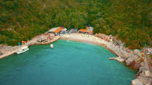 Vedere aeriană frumoasă la plajă și pădure laguna, munți în Muntenegru — Videoclip de stoc