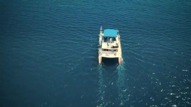 Havadan görünümü şu teknenin gençlerle Karadağ denizde seyir
