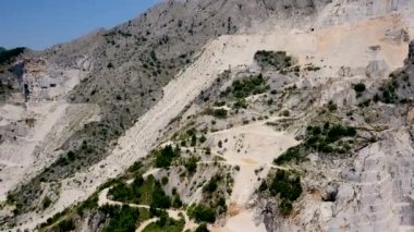 İtalyan mermer ocakları hava atış. Dünyanın en ünlü mağaralarda güzel bir görünümü.