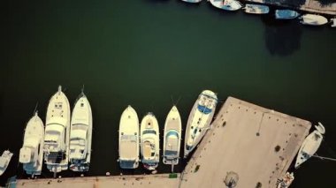 Güzel hava üst Tirrenia, İtalya için tekneler ve deniz görünümüne vurdu