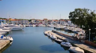 Tirrenia, İtalya için eski buldings ile güzel havadan görünümü tekneler için park