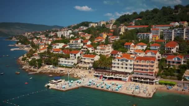 A légi felvétel a város az épületekkel és hotel, üdülőhelyek, Montenegróban — Stock videók