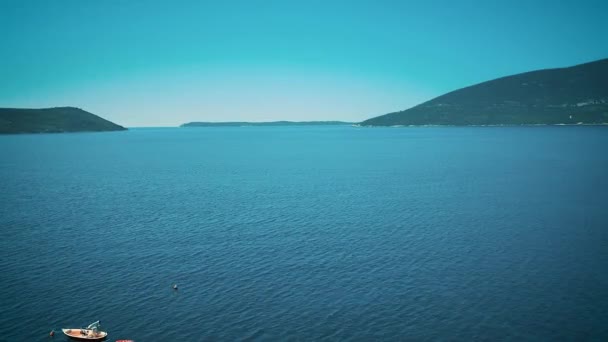 Vista aérea de barco de pesca con pescador solo en Montenegro — Vídeo de stock