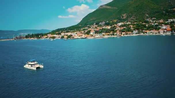 Vista aérea del barco que cruza en el mar con los jóvenes en Montenegro — Vídeo de stock