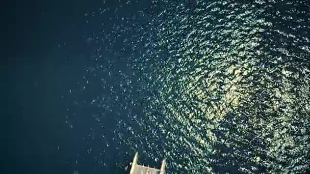 Widok z lotu ptaka topshot po łodzi cruising z młodymi ludźmi na morzu w Czarnogóra — Wideo stockowe