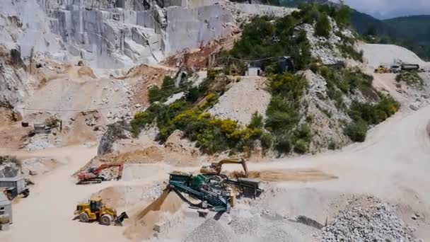 Antenn skott av italiensk marmor stenbrott. En vacker utsikt över de mest berömda grottorna i världen. — Stockvideo