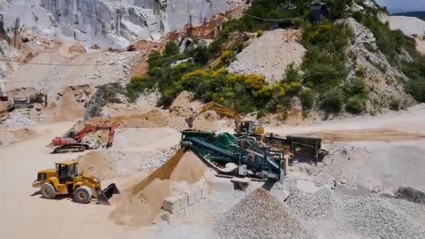 Luftaufnahme italienischer Marmorbrüche und Bau- und Baggerarbeiten — Stockvideo