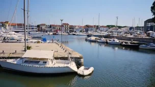 Schöne Luftaufnahme der Boote in Tirrenia, Italien geparkt — Stockvideo