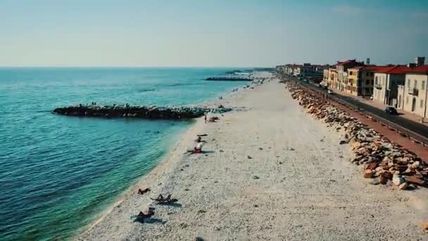 Вид с воздуха на пляж со старыми зданиями в Тиррении, Италия — стоковое видео