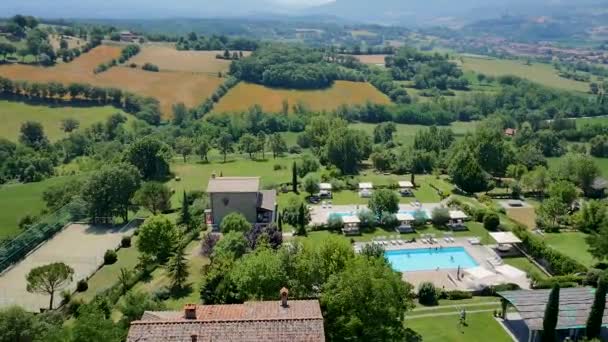 Poppi Itálie - 03.07.2015: Letecké dron pohled na tradiční italské vily resort s dvůr a zahradu, Toskánsko, Itálie — Stock video