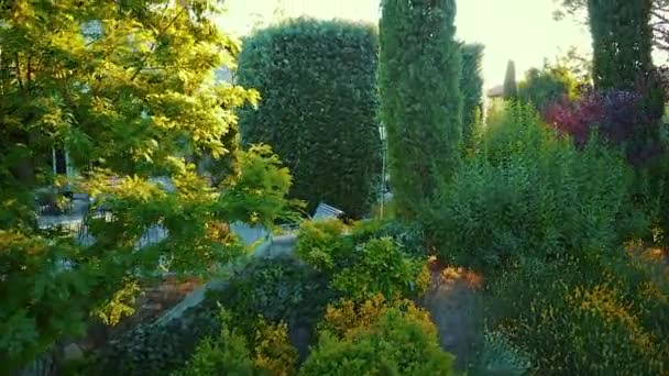 Poppi Italia - 03.07.2015: Veduta aerea della tradizionale campagna di villeggiatura italiana con giardino e cortile, Toscana, Italia — Video Stock