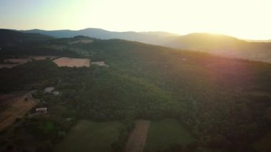 Hava dron geleneksel İtalyan kırsal görünümünü sunrise Toskana, İtalya vurdu.