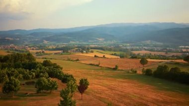 Hava dron geleneksel İtalyan kırsal görünümünü sunrise Toskana, İtalya vurdu.