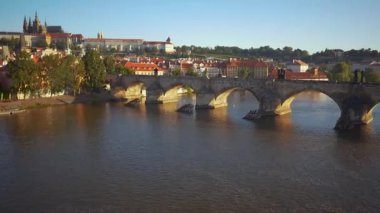 Arka planda Prag Prag Kalesi ile Charles Köprüsü'nün hava atış