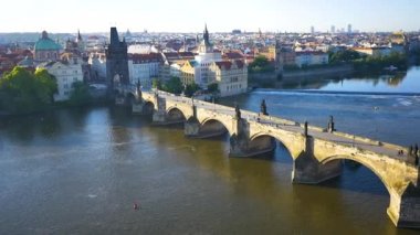 Yukarıdan panoramik kent Prag'ın ve Charles Köprüsü, Charles Köprüsü, nehrin kıyısında, yukarıdan, Vltava Nehri, Charles Köprüsü üzerinde uçuş panoramik görünümü üzerinde uçan üzerinde turistler için