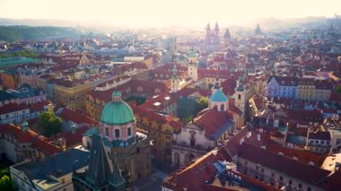 Düşük Çek Cumhuriyeti Prag eski şehir Meydanı gündoğumu uçan hava Birdseye