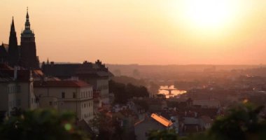 Prag Kalesi ve gündoğumu City'de güzel bir görünümü bir sisli sabahı