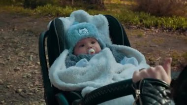 Bebek arabasındaki oturma Bebek Prag, Europe niteliğine