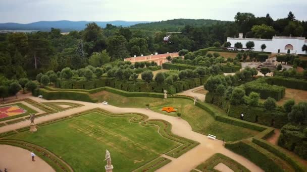 Helicóptero aterrizando en el parque del Castillo en República Checa, Europa — Vídeos de Stock