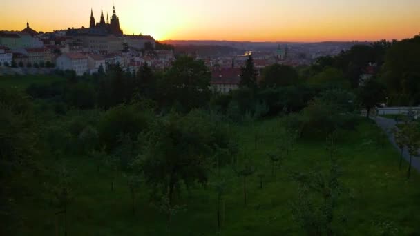 Aerial drone strzał wschodu słońca, w pobliżu Zamku Praskiego, w Republice Czeskiej — Wideo stockowe