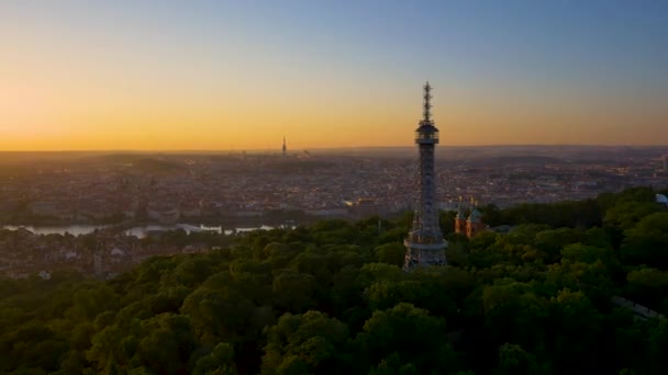 Drone антена постріл Petrin башти в Схід сонця над Старого міста Праги та Празький град. — стокове відео