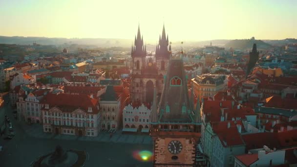 旧市街広場プラハ、チェコ共和国でのティーン聖母教会で朝の空中ショット — ストック動画