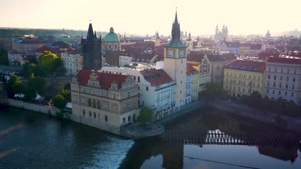 Anténa města, výhled z výše na panoráma Prahy, letu nad městem, top view, řeka Vltava, Karlův most, Praha — Stock video