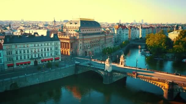 Aerial Flying vicino al Teatro Nazionale di Praga, Repubblica Ceca — Video Stock