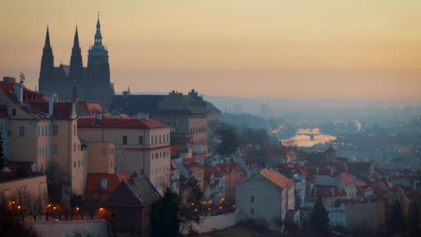 En vacker utsikt över Pragborgen vid soluppgången på en Dimmig morgon — Stockvideo