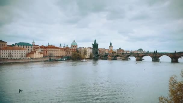 Luchtfoto camera vliegt snel langs de Karelsbrug in Praag als de bewolkte dag — Stockvideo