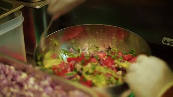 Alimentazione sana, cibo vegetariano, dieta e concetto di persone - primo piano della giovane donna che veste l'insalata di verdure con olio d'oliva a casa — Video Stock