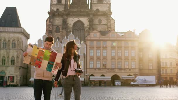 Praga Repubblica Ceca - 03.04.2016: Turisti che guardano la mappa a Praga, Repubblica Ceca e trovano qualcosa — Video Stock