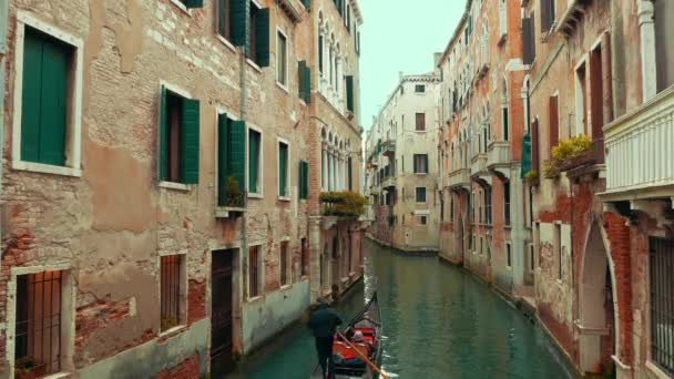 Góndola con turistas en la hermosa Venecia, Italia — Vídeo de stock