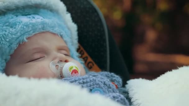 Lieve babyjongen slapen in de kinderwagen close-up wandelen neergeschoten door gimbal — Stockvideo